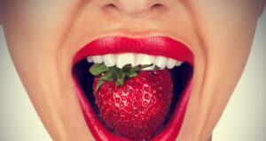 Luleshtrydhe dhe dhëmbë të bardhë! luleshtrydhe-dhe-dhembe-te-bardhe!