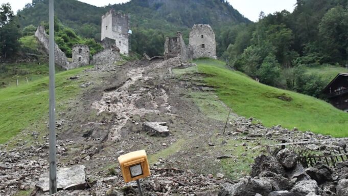 iu-mbijetoi-dy-lufterave-boterore,-por-jo-edhe-vershimeve,-shkaterrohet-kalaja-falkenstein-ne-gjermani