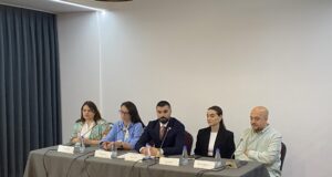 Qasja në dokumente e mosprania fizike në seancë, sfidë për gazetarët që raportojnë mbi procesin gjyqësor në Hagë qasja-ne-dokumente-e-mosprania-fizike-ne-seance,-sfide-per-gazetaret-qe-raportojne-mbi-procesin-gjyqesor-ne-hage