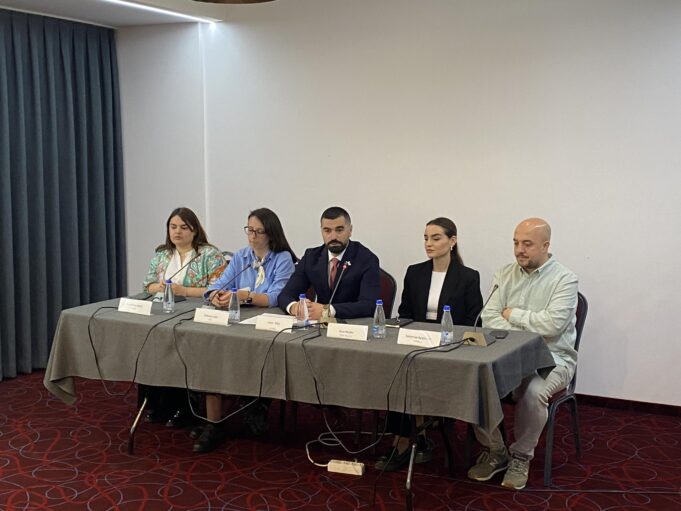 qasja-ne-dokumente-e-mosprania-fizike-ne-seance,-sfide-per-gazetaret-qe-raportojne-mbi-procesin-gjyqesor-ne-hage