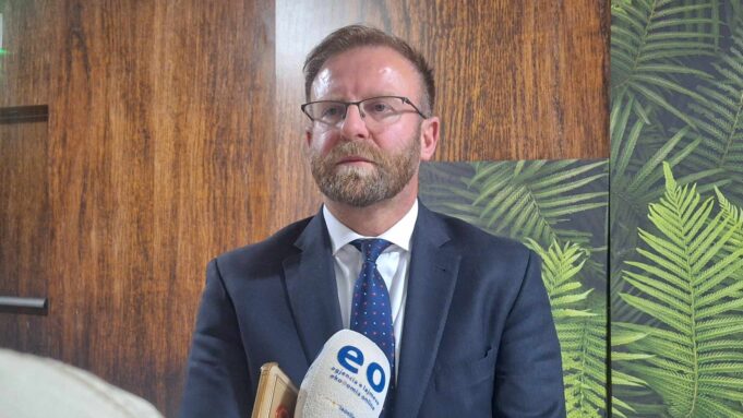 abazi-publikon-dokumentin,-thote-se-qeveria-e-kosoves-me-2021-nenshkroi-kontrate-me-kompanine-qe-ka-lidhje-me-radoiciqin