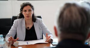 Ministrja Rizvanolli priti në takim Drejtorin e Sekretariatit të Komunitetit të Energjisë ministrja-rizvanolli-priti-ne-takim-drejtorin-e-sekretariatit-te-komunitetit-te-energjise