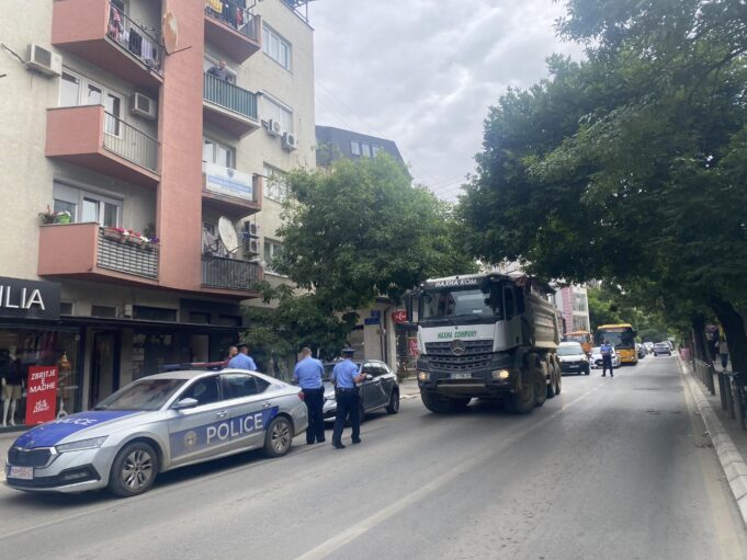 aksident-te-“qafa”,-perfshihen-nje-kamion-e-nje-veture