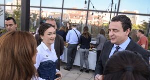 Kurti pi kafe me stafin civil në Kryeministri, thotë se i falënderoi për punën kurti-pi-kafe-me-stafin-civil-ne-kryeministri,-thote-se-i-falenderoi-per-punen