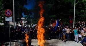 Hidhet molotovë dhe digjen gomat nga protestuesit në ambientet e jashtme të Kuvendit të Shqipërisë hidhet-molotove-dhe-digjen-gomat-nga-protestuesit-ne-ambientet-e-jashtme-te-kuvendit-te-shqiperise