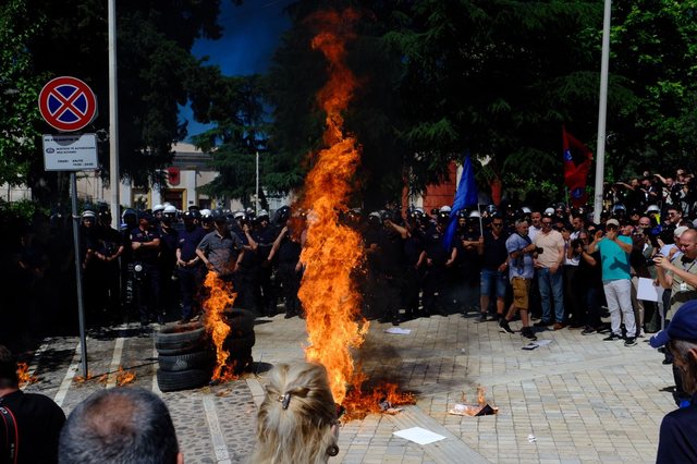 hidhet-molotove-dhe-digjen-gomat-nga-protestuesit-ne-ambientet-e-jashtme-te-kuvendit-te-shqiperise hidhet-molotove-dhe-digjen-gomat-nga-protestuesit-ne-ambientet-e-jashtme-te-kuvendit-te-shqiperise