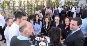 Kurti qeras me kafe punëtorët e kryeministrisë, falënderon për punën që po bëjnë kurti-qeras-me-kafe-punetoret-e-kryeministrise,-falenderon-per-punen-qe-po-bejne