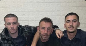 Vdes Jeton Berisha, babai i cili u plagos bashkë me dy djemtë e tij para dy javësh në Pejë vdes-jeton-berisha,-babai-i-cili-u-plagos-bashke-me-dy-djemte-e-tij-para-dy-javesh-ne-peje