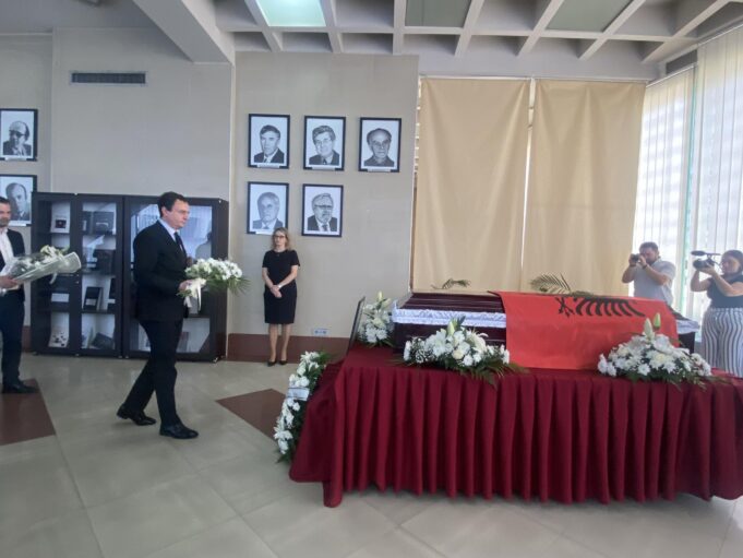 kurti-ben-homazhe-pran-arkivolit-te-akademik-rexhep-ferrit