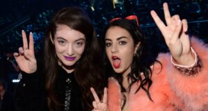 Lorde vlerëson albumin “Brat” të Charli XCX mes spekulimeve se relatat e tyre janë përkeqësuar lorde-vlereson-albumin-“brat”-te-charli-xcx-mes-spekulimeve-se-relatat-e-tyre-jane-perkeqesuar