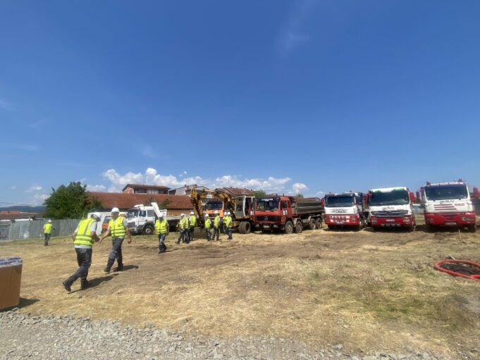 kurti-e-nagavci-nuk-shkojne,-deshton-ceremonia-e-venies-se-gurthemelit-te-shkolles-“isa-boletini”-ne-podujeve