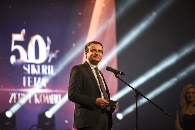 kryeministri-kurti-ne-koncertin-e-kengetares-shkurte-fejza:-ne-ditet-e-erreta-te-roberise,-na-keni-frymezuar-e-ngushelluar