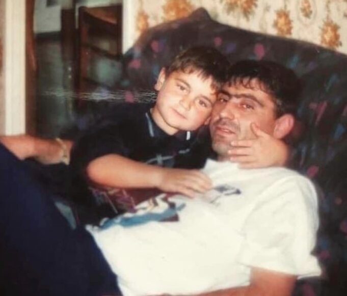 djali-i-legjendes-fadil-vokrri-e-kujton-babain-me-fotografi-te-perbashketa