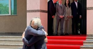 Përqafim i ngrohtë i Ramës me Tony Blair, nderohet me çmimin “Çelësi i qytetit” perqafim-i-ngrohte-i-rames-me-tony-blair,-nderohet-me-cmimin-“celesi-i-qytetit”