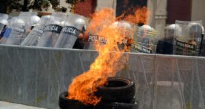Tensione në protestën e opozitës, goditet me sende të forta drejt policisë tensione-ne-protesten-e-opozites,-goditet-me-sende-te-forta-drejt-policise