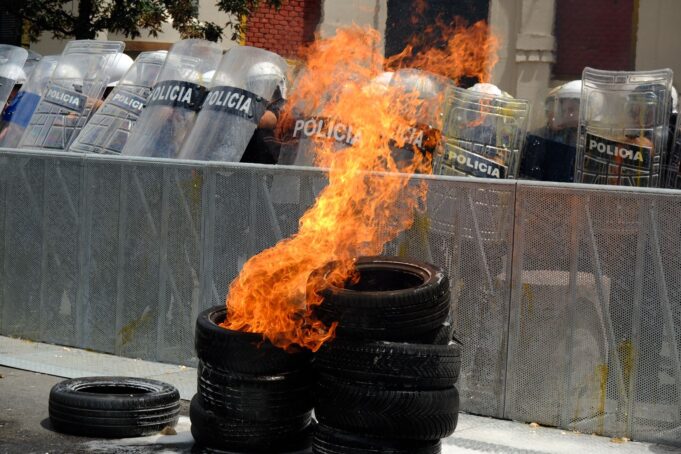 tensione-ne-protesten-e-opozites,-goditet-me-sende-te-forta-drejt-policise