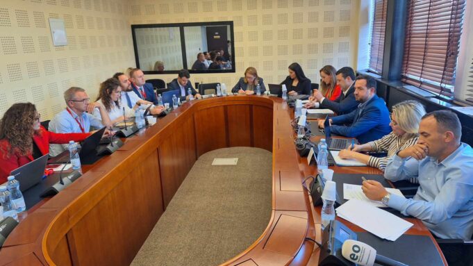 beqa-per-gjetjet-e-zka-se:-festivali-i-kenges-ne-rtk,-u-nenshkrua-me-cmim-te-ndryshuar-nga-tenderi-dhe-me-43-dite-vonese