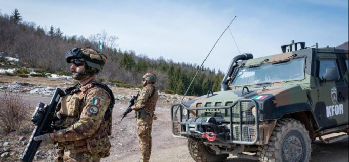 ushtaret-italiane-patrulluan-ne-piken-kufitare-midis-kosoves-dhe-serbise