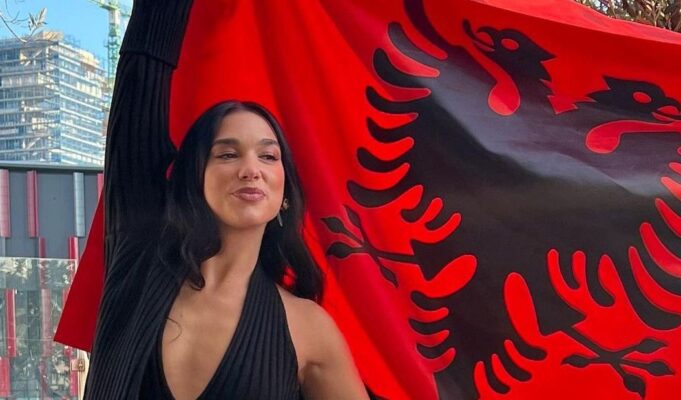 dua-lipa-komplimentohet-ne-kroaci-e-ironizohet-ne-serbi-pasi-pershendeti-te-pranishmit-ne-gjuhen-serbokroate