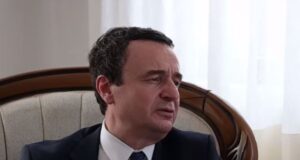 Kurti viziton familjen së cilës në Pejë në Ditën e Çlirimit forcat serbe ia masakruan 5 fëmijë kurti-viziton-familjen-se-ciles-ne-peje-ne-diten-e-clirimit-forcat-serbe-ia-masakruan-5-femije