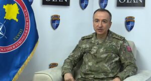 Ulutas në 25 vjetorin e çlirimit nderon ushtarët e rënë të KFOR-it ulutas-ne-25-vjetorin-e-clirimit-nderon-ushtaret-e-rene-te-kfor-it