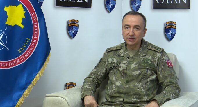 ulutas-ne-25-vjetorin-e-clirimit-nderon-ushtaret-e-rene-te-kfor-it