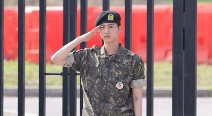 jin-i-“bts”-do-festoje-fundin-e-sherbimit-ushtarak-duke-perqafuar-1-mije-fansa