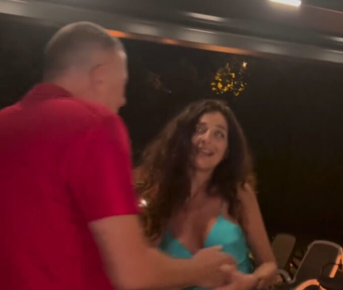 diola-dhe-erolldi-“shkrihen”-duke-kercyer-prekje-e-puthje-si-kurre-me-pare