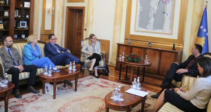 konjufca-pret-ne-takim-shefen-e-programeve-te-ndi-se,-stephanie-rust-dhe-drejtorin-e-programeve-te-ndi-se-per-evropen-qendrore-dhe-lindore,-robert-benjamin