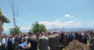 Varroset me nderime ushtarake nënoficeri i FSK-së që vdiq në vendin e punës varroset-me-nderime-ushtarake-nenoficeri-i-fsk-se-qe-vdiq-ne-vendin-e-punes