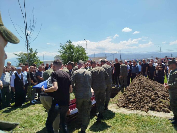 varroset-me-nderime-ushtarake-nenoficeri-i-fsk-se-qe-vdiq-ne-vendin-e-punes