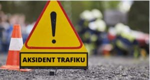 Aksident mes një veture dhe motoçiklete në Pejë, lëndohet motoçiklisti aksident-mes-nje-veture-dhe-motociklete-ne-peje,-lendohet-motociklisti