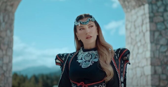 leonora-jakupi-vjen-me-kengen-“jam-drenice,-jam-dukagjin”