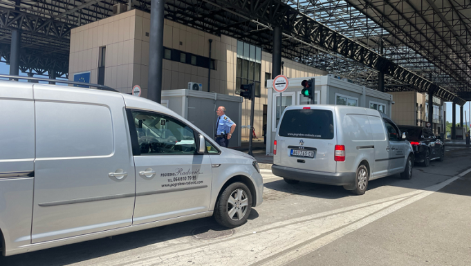 ambasada-britanike-e-mirepret-lajmin-e-kthimit-ne-serbi-te-mbetjeve-te-tre-trupave-te-vrare-gjate-luftes