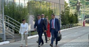 Lajçak arrrin në Qeveri, do të takohet me Bislimin lajcak-arrrin-ne-qeveri,-do-te-takohet-me-bislimin