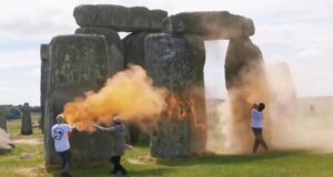 Stonehenge mbulohet me bojë pluhur nga Just Stop Oil stonehenge-mbulohet-me-boje-pluhur-nga-just-stop-oil