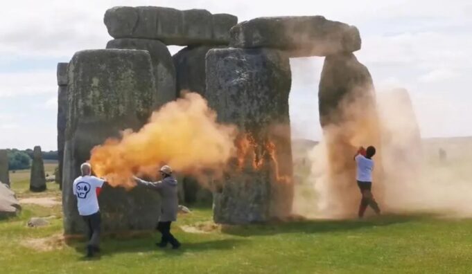 stonehenge-mbulohet-me-boje-pluhur-nga-just-stop-oil