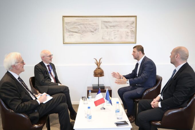 krasniqi-pret-ne-takim-ambasadorin-francez,-flasin-per-zhvillimet-e-fundit-ne-vend