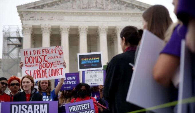 te-dyshuarit-per-dhune-ne-familje-nuk-mund-te-zoterojne-arme,-vendos-gjykata-e-larte-e-shba-ve