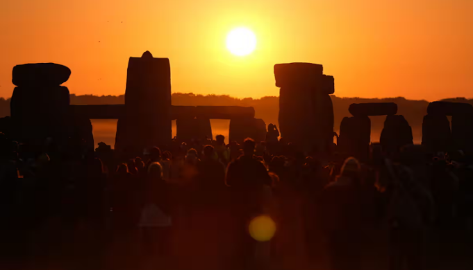 mijera-njerez-dynden-ne-stonehenge-per-te-festuar-solsticin-e-veres