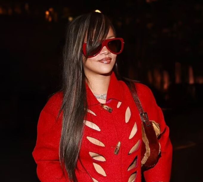 rihanna-ne-paris-per-javen-e-modes,-shkelqen-me-pallton-e-kuqe