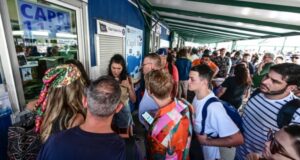 Turistët mbahen larg nga Capri, pasi emergjenca për ujin e bën ishullin të thatë turistet-mbahen-larg-nga-capri,-pasi-emergjenca-per-ujin-e-ben-ishullin-te-thate