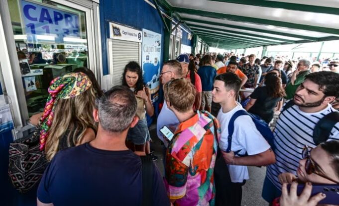 turistet-mbahen-larg-nga-capri,-pasi-emergjenca-per-ujin-e-ben-ishullin-te-thate