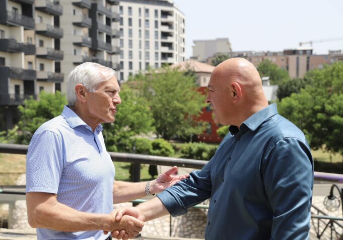 pas-prishtines,-clark-viziton-gjakoven,-pritet-nga-kryetari-i-kesaj-komune