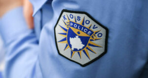 Policia arreston shoferin që tentoi t’i korruptojë me 20 euro për t’i shpëtuar dënimit policia-arreston-shoferin-qe-tentoi-t’i-korruptoje-me-20-euro-per-t’i-shpetuar-denimit