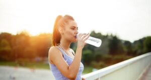 Ju mund të sëmureni nga shishja juaj e ujit – Disa mënyra si ta pastroni atë ju-mund-te-semureni-nga-shishja-juaj-e-ujit-–-disa-menyra-si-ta-pastroni-ate