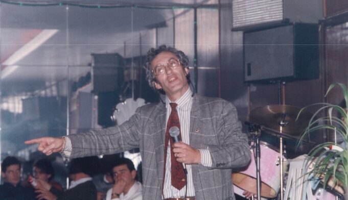 agim-doci,-poeti-nga-shqiperia-qe-e-deshi-si-askush-tjeter-kosoven