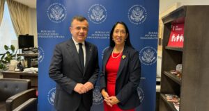 Balla takohet me zyrtaren e DASH: Mirënjohje për mbështetjen në reformimin e sistemit të drejtësisë balla-takohet-me-zyrtaren-e-dash:-mirenjohje-per-mbeshtetjen-ne-reformimin-e-sistemit-te-drejtesise