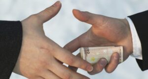 Kapet duke marrë ryshfet instruktori i një auto-shkolle në Pejë kapet-duke-marre-ryshfet-instruktori-i-nje-auto-shkolle-ne-peje