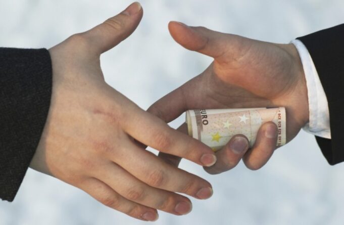 kapet-duke-marre-ryshfet-instruktori-i-nje-auto-shkolle-ne-peje